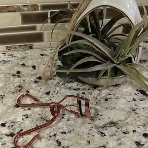 Emite Makeup eyelash curler in the color rose gold